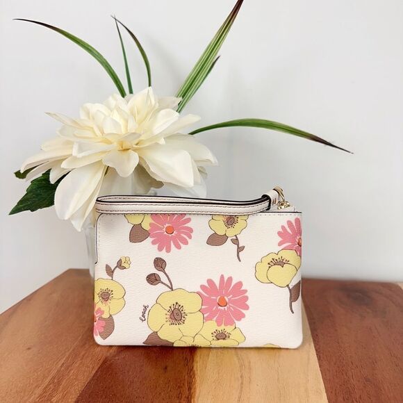 NWT Coach Corner Zip Wristlet With Floral Cluster Print - Picture 2 of 6
